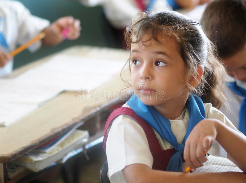 Bambina a scuola a Cuba