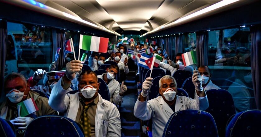 Ennesima vergogna: l’Italia ringrazia i medici cubani votando contro la fine delle sanzioni a Cuba