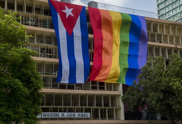 “Tutti i diritti per tutte le persone”. La bandiera della diversità sessuale sventola nel Ministero della Salute Pubblica di Cuba