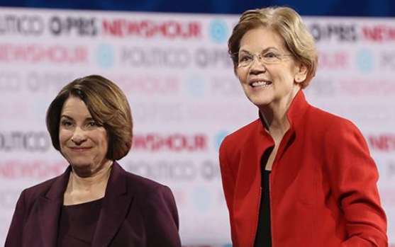 Le senatrici democratiche Amy Klobuchar e Elizabeth Warren