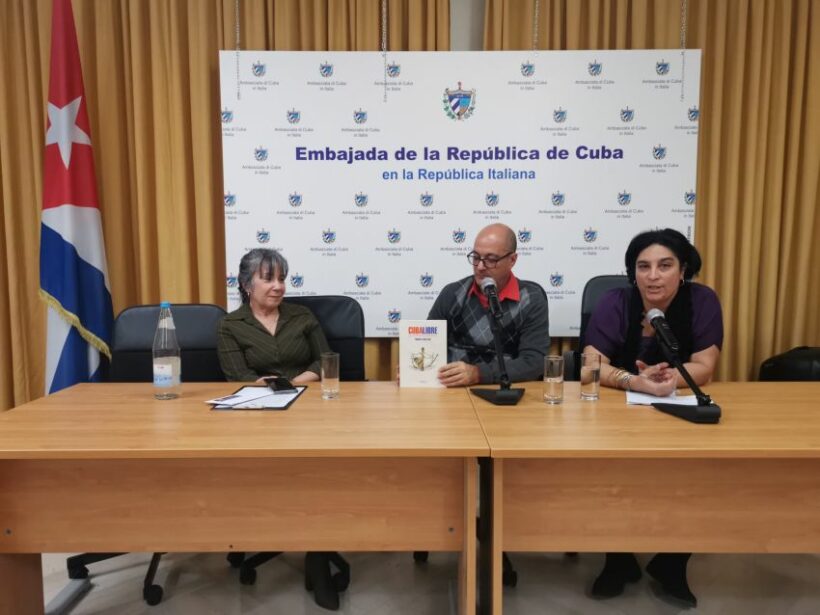 L'ambasciatrice, prima da sinistra, con Ernesto Limia durante l'evento all'Ambasciata 