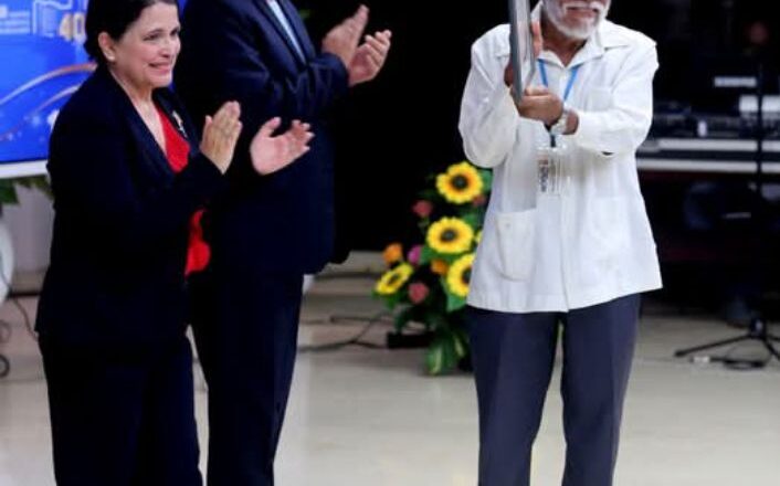 Eduardo Penton Arias premiato dal Presidente della Republica di Cuba Diaz Canel, come uno dei sei fondatori del Centro di Ingegneria Genetica e  Biotecnologia (CIGB) de L’Avana