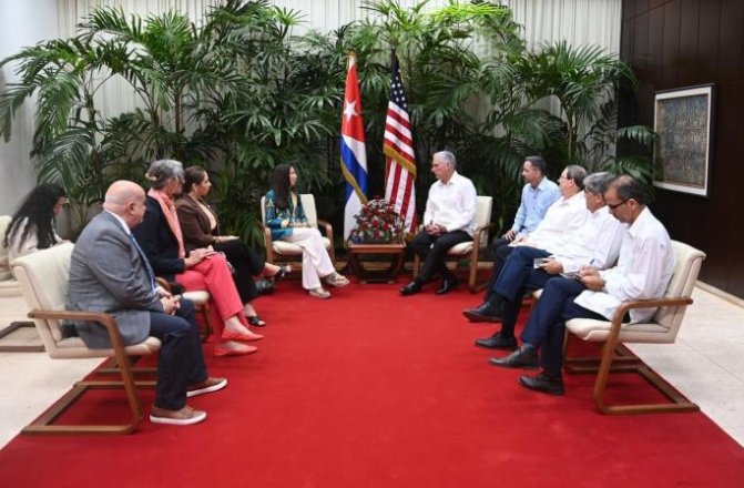 USA: I membri democratici del Congresso visitano Cuba e accusano Trump di aver trasformato l’isola in una “Gaza silenziosa”.