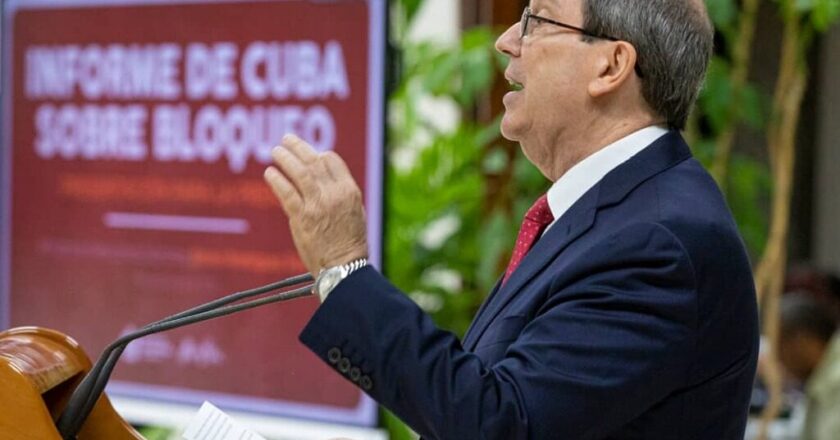 Il ministro degli Esteri Bruno Rodríguez Parrilla ha presentato alla stampa nazionale ed estera il Rapporto cubano, denunciando i danni causati dal blocco economico, commerciale e finanziario imposto dagli Stati Uniti.